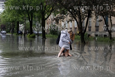 Zalane ulice Twarda i Chwaszczyńska po obfitym deszczu.
11.05.2018
fot....
