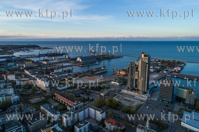 Gdynia, widok na wieżowiec Sea Towers, stojący tuż...