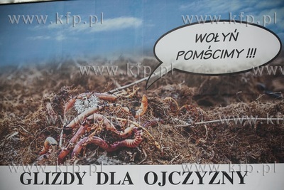 Gdańsk Wrzeszcz. Nz.  billboard z dżdżownicami owiniętymi...