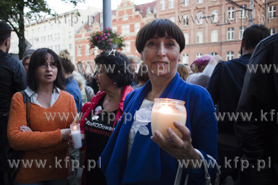 Gdańsk.Łańcuch świateł, protest przed Sądem Rejonowym...