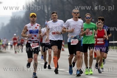 Maraton Gdański. Biegacze w al. Grunwaldzkiej. Nz....