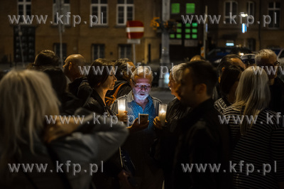 Gdańsk. Łańcuch świateł, protest przed Sądem...