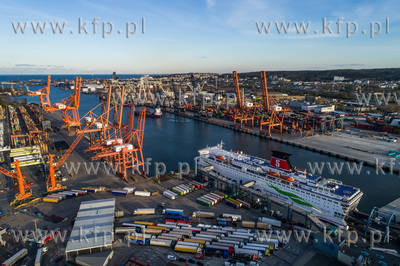 Port Gdynia, po lewej BCT Bałtycki Terminal Kontenerowy,...