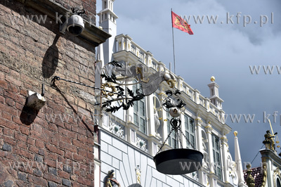 Odsloniecie latarni smolnej na fasadzie Ratusza Glownego...