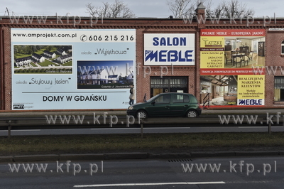 Gdańsk, Strzyża. Reklamy na pawilonie meblowym na...