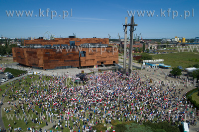 Gdańsk, Plac Solidarności, protest przeciwko ustawom...
