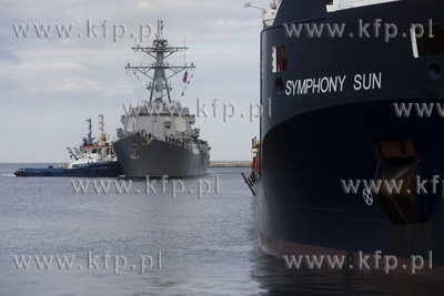 Amerykański niszczyciel USS Faragut wpływa do portu...
