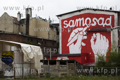 Mural Samosad autorstwa Mariusza Warasa na budynku...
