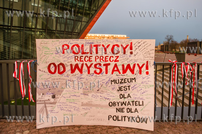 Gdańsk. Spontaniczny protest pod siedzibą Muzeum...