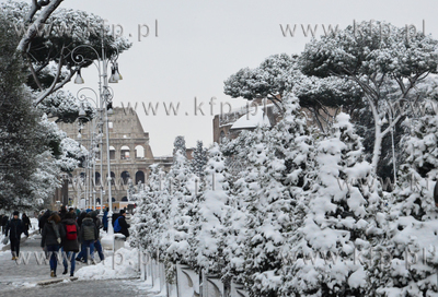 Atak zimy w Rzymie. Nz. Koloseum w śniegu 26.02.2018...