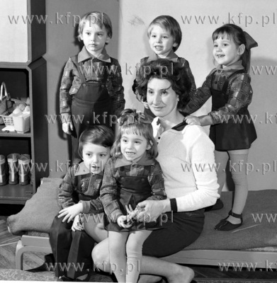 Gdanskie piecioraczki z mama Leokadia Rychert 09.1974...