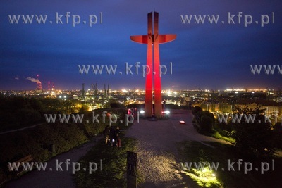 Podświetlony Krzyż Milenijny na Górze Gradowej w...