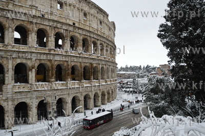 Atak zimy w Rzymie. Nz. Koloseum w śniegu 26.02.2018...