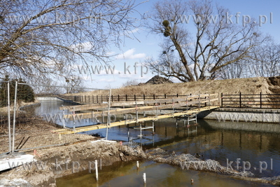 Budowa kładki na kanale Raduni w Pruszczu Gdańskim...