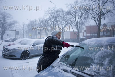 Gdańsk. Atak zimy w styczniu. Kobieta odsnieża auto...