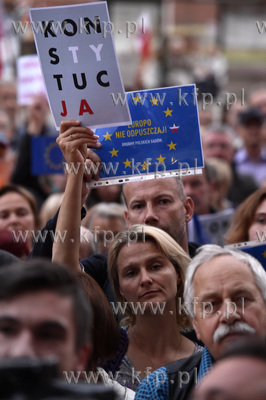 Europo nie odpuszczaj. Manifestacja przed Sądem Okręgowym...