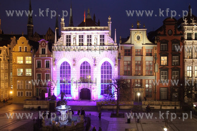 Wyremontowana fasada Dworu Artusa w Gdansku. 28.11.2014...