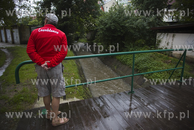 Wysoki poziom wody w rzece Strzyży w Gdańsku, która...
