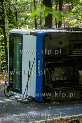 Sopot. Wypadek autobusu miejskiego ZKM na leśnym odciku...