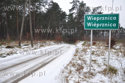 Zima w Kościerzynie i okolicach. Nz. droga na Wieprznice...