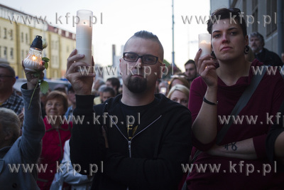 Gdańsk.Łańcuch świateł, protest przed Sądem Rejonowym...