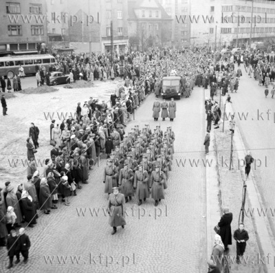 Pogrzeb osoby zwiazanej z wojskiem w Gdyni. Kondukt...