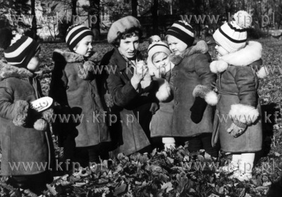 Gdanskie piecioraczki z mama na spacerze w parku. 11.1973...