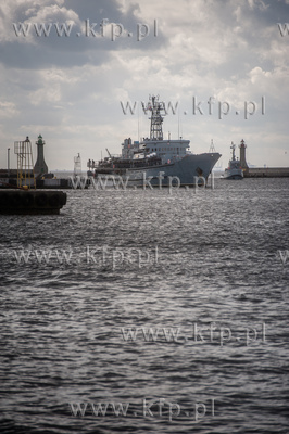 Port Wojenny w Gdyni Oksywiu. Powrót do portu okrętu...