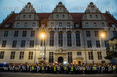 Gdańsk. Łańcuch świateł, protest przed Sądem...