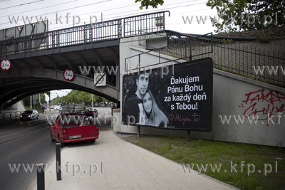 Ul. Hallera w Gdańsku. Billboard, na którym bramkarz...