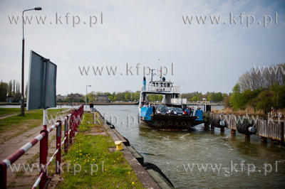Gdansk. Przeprawa promowa laczaca Nowy Port i Wisloujscie.
05.05.2012
fot....