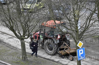 Gdańsk. Traktor ze specjalną przystawką sprząta...