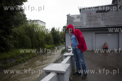 Wysoki poziom wody w rzece Strzyży w Gdańsku, która...