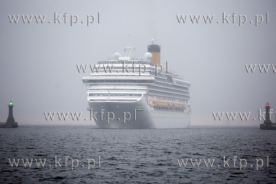 Wycieczkowiec Costa Pacifica wpływa do portu w Gdyni....