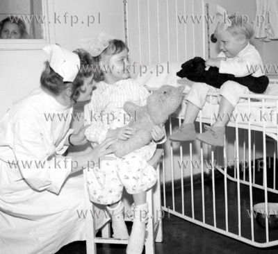 Dzieci w szpitalu. 0002081z 1963 Fot. Zbigniew Kosycarz...