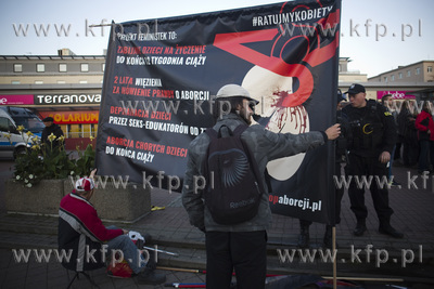 Czarny Wtorek. Protest kobiet w Gdańsku.  Nz. tzw....