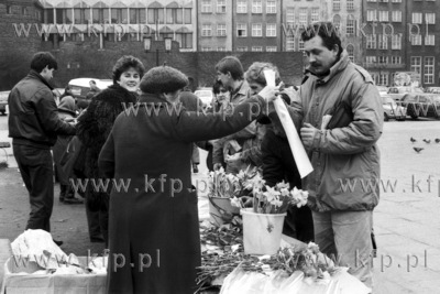 Sprzedaz kwiatow z kamiennych law na Targu Weglowym...