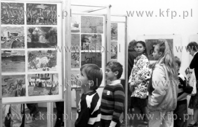 Wystawa prac dzieci 2.10.1988  1pazdziernik88_z.kosycarz_p8...