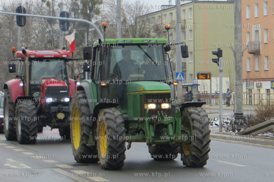 Ogólnopolski protest rolników. Kolumna ciągników...
