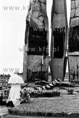 Papiez Jan Pawel II pod pomnikiem Poleglych Stoczniowcow...