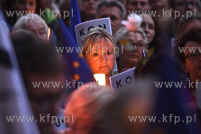 Europo nie odpuszczaj. Manifestacja przed Sądem Okręgowym...