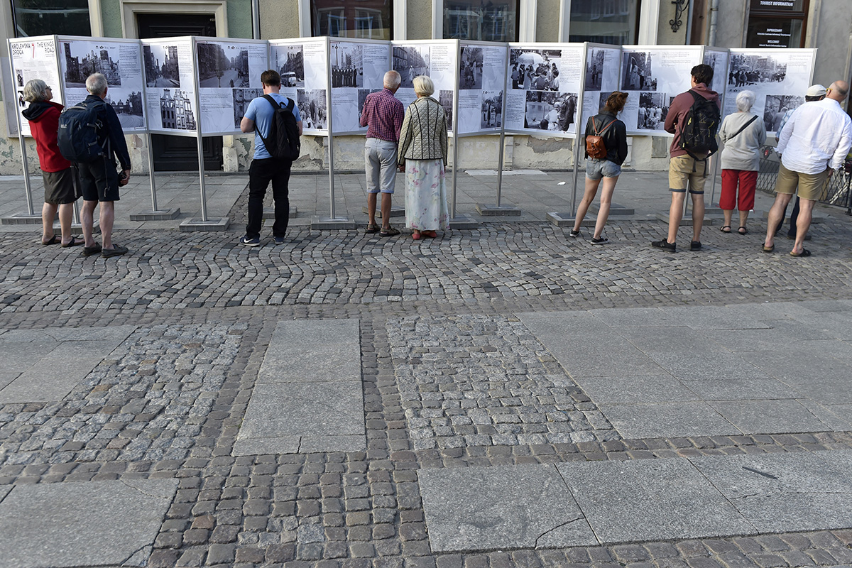 Wystawa Królewska Droga historia na zdjęciach Zbigniewa i Maciecja Kosycarzy, ponownie pojawiła się na Długum Targu w Gdańsku. 5.07.2018 Fot. Maciej Kosycarz / KFP