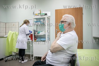 Prezydent Lech Wałęsa szczepi się przeciwko koronawirusowi...