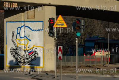 Proukraińskie murale na wiadukcie przy ul. Okopowej...
