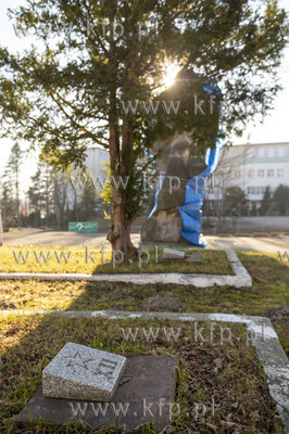 Żukowo. Pomnik "Iwan" żołnierza radzieckiego owinięty...