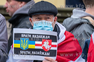 Gdańsk, ul. Długa. Antywojenna manifestacja Białorusinów...