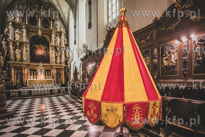 Bazylika św. Mikołaja. Papieski parasol liturgiczny...