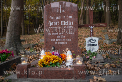 Gdańsk. Stary cmentarz w lesie obok kościała w Brętowie....