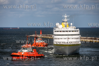 Statek wycieczkowy Hamburg wpływa do gdańskiego portu
10.04.2022
fot....