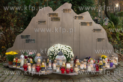Cmentarz Srebrzysko. Nz. Symboliczny grób tragicznie...